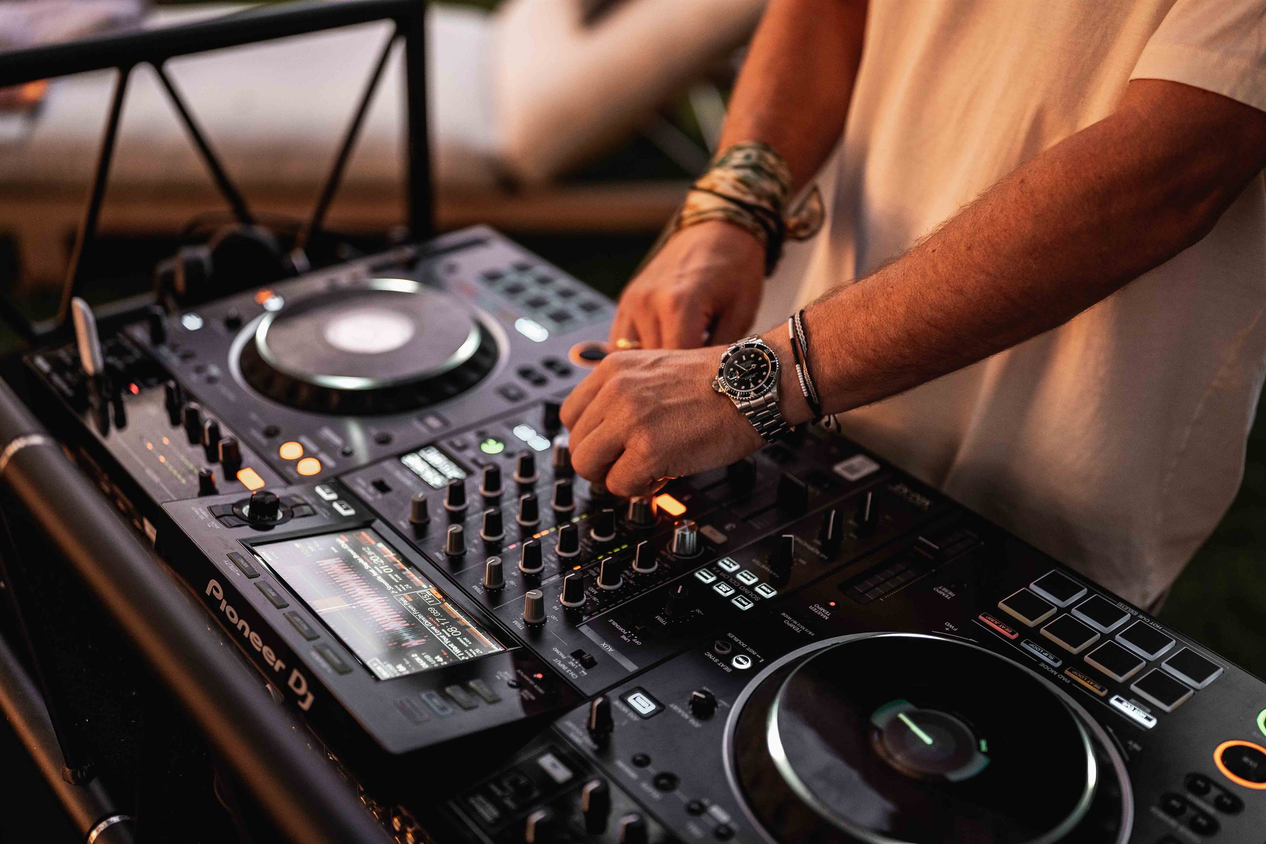 Hände am Pioneer-DJ-Controller während eines Sets