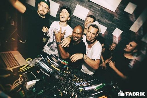 Archivaufnahme: C:MON NELGAH mit Kollegen hinter dem Pult im Club Fabrik